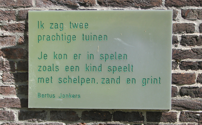 833273 Afbeelding van een kunststof plaquette met een gedicht van Bertus Jonkers, aan de muur van de stallen in de tuin ...